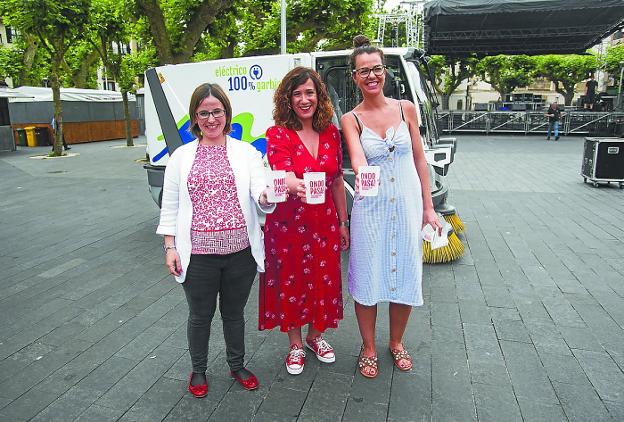 Leire Zubitur, Cristina Laborda y Juncal Eizaguirre muestran los vasos reutilizables. /  F. DE LA HERA
