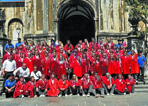 Los participantes en la Axeri Dantza, minutos antes de iniciar el baile, posaban en Goikoplaza junto a los txistularis./FOTOS UNANUE
