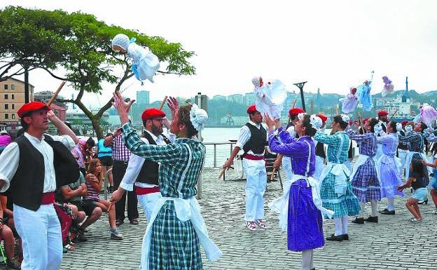 Desfile. Las iñudes lanzando los bebés al vuelo ante sus parejas de baile. / FOTOGRAFÍAS VIÑAS