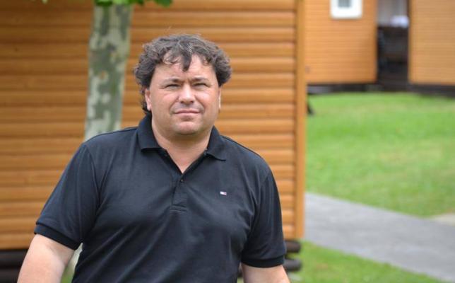 Ibon Huegun posa para la entrevista en la presentación de las regatas del fin de semana en Orio./A. E.