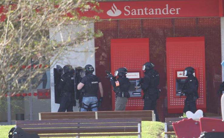 Las imágenes de la intervención de la Ertzaintza en una sucursal de Irun