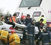 Tres muertos en Pontevedra al arrollar un tren el vehículo con el que cruzaban un paso a nivel
