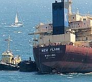 El buque chatarrero encallado en Algeciras corre el riesgo de partirse en dos a causa del oleaje