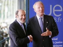 El ministro del Interior, Alfredo Pérez Rubalcaba, saluda al ministro francés de Inmigración, Identidad Nacional y Desarrollo de la Solidaridad, Brice Hortefeux, durante la reunión informal de ministros de Justicia e Interior de la UE que se ha celebrado en la ciudad francesa de Cannes. /AP/
