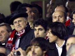 El alcalde de Bilbao, Iñaki Azkuna, y los presidentes del Sevilla CF, José María del Nido, y del Athletic de Bilbao, Fernando García Macua, durante el partido./EFE/