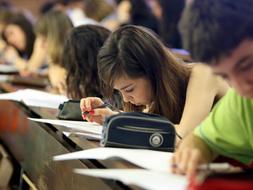 Varios alumnos realizando una prueba. / Efe/