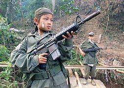 Niño soldado empuñando un arma en Filipinas. / Foto: Archivo | Vídeo: World Vision/