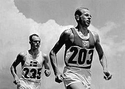 Emil Zatopek (derecha) junto a otro corredor en la marathón de Helsinki 1952. / ARCHIVO/