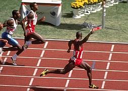 Ben Johnson supera a Carl Lewis y Linford Christie en Seúl 1988. / AFP/