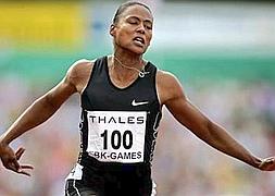 Marion Jones completa los 100 metros lisos femeninos en Hengelo 2005. / Reuters/