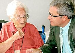 Elisabeth Eidenbenz recibió en 2006 la Cruz de San Jordi del consejero de la Generalitat, Joan Saura. :: EFE/