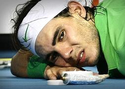 Nadal, atendido por un fisiterapeuta durante un partido en Londres./Stefan Wermuth (Reuters)/