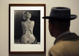 Un hombre observa la fotografía 'Le Violon d'Ingres' en la exposición 'Los retratos de Man Ray'. / Facundo Arrizabalaga (Efe)/