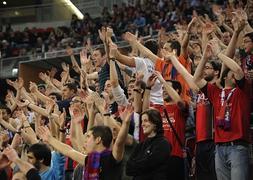 Aficionados del Baskonia, en el partido entre Caja Laboral y al Bilbao Basket, en el Buesa Arena. / Archivo/