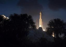 Fotografía facilitada por la Agencia Espacial Europea del lanzamiento del cohete Ariane 5 ECA. / Jm Guillon (Efe)/
