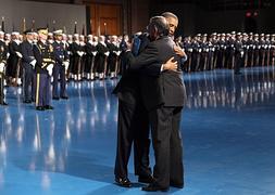 Barack Obama abraza a Leon Panetta. / Martin H. Simon (Efe)/