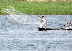 Pescadores echando una red para atrapar peces en el río Eúfrates. / Chris Ison (Ap)/
