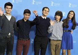En el centro, Emir Baigazin, junto a los intérpretes de su película. / Archivo/