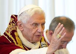 Benedicto XVI bendice a los cardenales tras anunciar si renuncia./