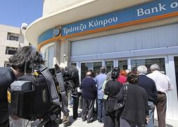 Chipriotas aguardan la apertura de una sucursal del Banco de Chipre, en Nicosia. / Efe/