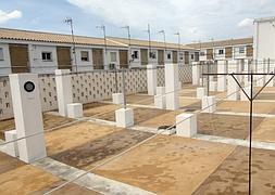Vista de los tendederos comunes del poblado de Vejer de la Frontera, donde falleció la niña. / Efe/