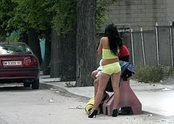 Una prostituta, en un polígono industrial en Madrid. / P. Caballero/
