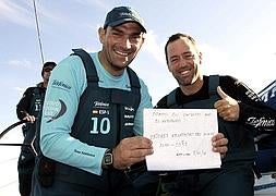 Radiantes. Xabi e Iker recibieron la feliz noticia en el 'Telefónica' rumbo a Madeira y no pudieron ocultar su alegría. :: FRUCTUOSO/