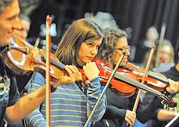 Ensayos. Los violinistas prestan atención a lo que les indica el director en uno de los ensayos de la EIO en Eibar. :: MORQUECHO/