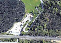 Vista aérea del vertedero de Sasieta, donde se aprecia la zona colmatada y la que sigue en uso./
