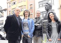 Los actores Aitor Mazo, Lander Otaola, Teresa Calo y Marc Clotet posan junto al director Luis Marías (en el centro). :: EITB/