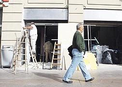 Más facilidades. Reformas en un local que se está habilitando para abrir un nuevo establecimiento comercial. :: BLANCA CASTILLO/
