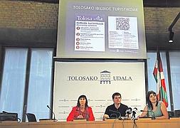 Koro Muro, Hasier de los Ríos y Olatz Ilarregi, ayer, presentando las nuevas iniciativas turísticas aplicadas a las nuevas tecnologías. :: KLISK/
