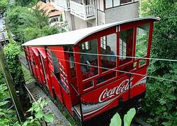 El funicular de Igeldo sigue en plena forma a pesar de los años como se aprecia en esta imagen tomada ayer. :: MIKEL FRAILE/