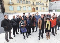 Vascos, catalanes y gallegos. Algunos de los participantes en la jornada de trabajo del sábado, junto al Museo San Telmo. :: LUSA/