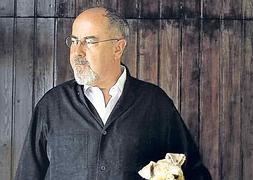 Con 'Pirata'. Bigas Luna con su perro./