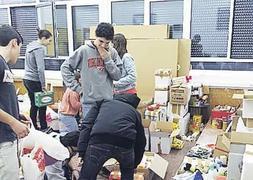 Alumnos de la ikastola durante la recolecta de alimentos./
