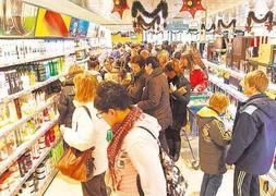 Gentío en la apertura de Mercadona. :: JAVIER SESMA/DIARIO DE NAVARRA/