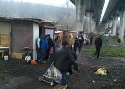 Las fuertes lluvias obligan a desalojar un campamento de rumanos en Astigarraga