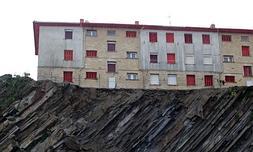 Las casas se construyeron hace 51 años muy cerca de la vertical. / LOBO ALTUNA/