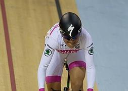 Leire Olaberria corre en pista con el maillot del Fullgas. :: DV/