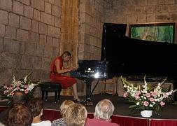 La Pianista Judith J Uregui Llen El Claustro De La Parroquia Con Su