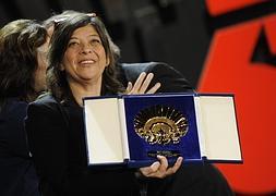 Foto: Mariana Rondón exhibe la Concha de Oro con la que fue reconocida su película, 'Pelo Malo' :: RAFA RIVAS (AFP) | Vídeo: Tráiler de 'Pelo Malo'/