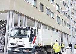 Operarios del Ayuntamiento de Pasaia llevaron muebles a Morlans. / Foto: E.V./