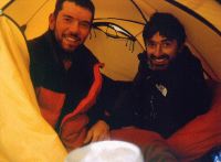 El montañero ordiziarra Pedro García junto a Kote Lasa, en una expedición anterior./