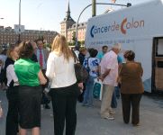 El autobús del cáncer de colon atenderá hoy a los ciudadanos en Donostia./