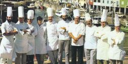 Esta fotografía histórica, realizada a finales de la década de los 70 en el puerto de San Sebastián, reúne a diez de los catorce miembros fundadores de la nueva cocina./