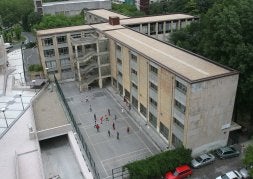 La actual forma de cruz del edificio hace que los espacios no se aprovechen lo suficiente./