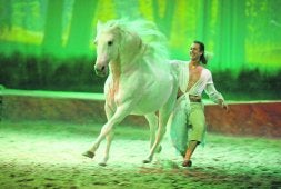 Frédéric Pignon junto a uno de sus caballos durante el espectáculo./