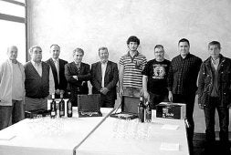 Los galardonados con el premio Consulnor posan en el Club Golf de Zarautz./