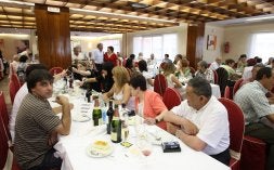 Comida de octogenarios de Galtzaraborda con familiares. /ARIZMENDI/